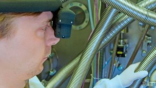 Digitaler Durchblick: Interaktive, blickgesteuerte Datenbrille mit vollfarbigen OLED-Mikrodisplays im industriellen Einsatz. (Fraunhofer-FEP)