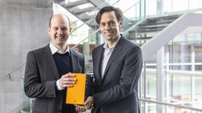 Stefan Huber (Head of Research, FH Salzburg, links) und Martin Haidacher (Innovation Manager, B&R, rechts) präsentieren die B&R-Antriebstechnik, für die im Rahmen ihrer Forschungskooperation ein wegweisendes Patent zur KI-basierten Energieeffizienz angemeldet wurde. (Bild: B&R)