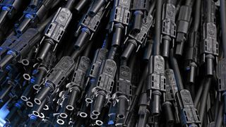 Erstmals können PV-Stecker verschiedener Hersteller sicher kombiniert werden: Die Lapp Gruppe und Kostal Industrie Elektrik gewährleisten, dass ihre Stecker zusammen passen. (Lapp Kabel)