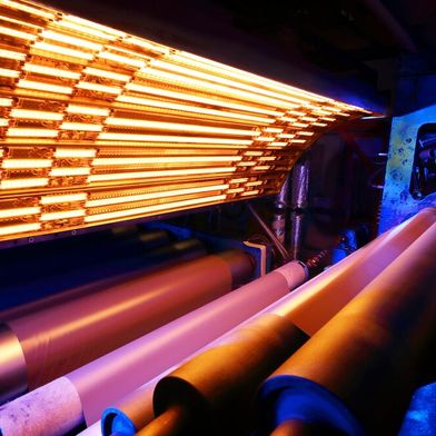 Auf der Fakuma wird Excelitas unter anderem seine Infrarot-Systeme vorstellen, die Warenbahnen folgen können und an deren unterschiedliche Breiten anpassbar sind. Das verringere den Energiebedarf. (Bild: Excelitas / M. J.Toole)