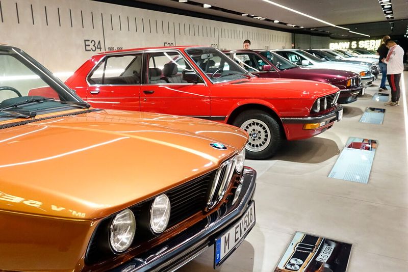 Stichwort Modellgeschichte: In einem Raum bekommen Besucher/-innen die gesamten Modelle aller bislang gebauten Varianten der 5er-Reihe zu sehen. (Bild: Dominsky – VCG)