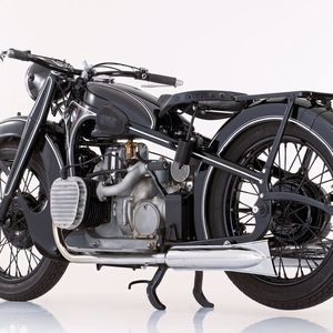 Der Welt erste Teleskopgabel mit hydraulischer Dämpfung brachten die Bayern 1935 in den Modellen R 12 und R 17. Mit Seitenwagen war die R 12 das Standardgespann der Wehrmacht im Zweiten Weltkrieg. Mit 745 cm³ Hubraum leistete ihr Motor 18 PS bzw. 20 PS. Bis 1942 wurden 36.000 R 12 in München gebaut.(Bild:  BMW)