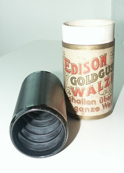 Wachswalze eines Edison-Phonographen mit rillenförmiger Schallspeicherung, Laufzeit ca. 2 Minuten (ab 1896) (Bild: Deutsches Rundfunk Archiv (DRA))