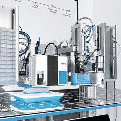 Gemeinsam mit Experten der TU Darmstadt hat Festo eine Lösung entwickelt, die die automatisierte Herstellung von Organs-on-a-Chip demonstriert. (Bild: Festo)