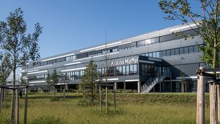 kruassmaffei-werk-eingang-8256x4642v1 (Bild: KraussMaffei)