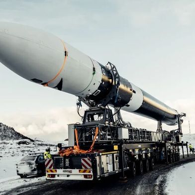 So sieht die Spectrum-Rakete von Isar Aerospace aus München aus. Sie ist zwar erst in der Testphase, soll aber Spacex beim Transport von Satelliten einmal ablösen. Grund zum Jubeln gibt es auch, denn es sind neue Investoren-Millionen unterwegs ... (Bild: Isar Aerospace)