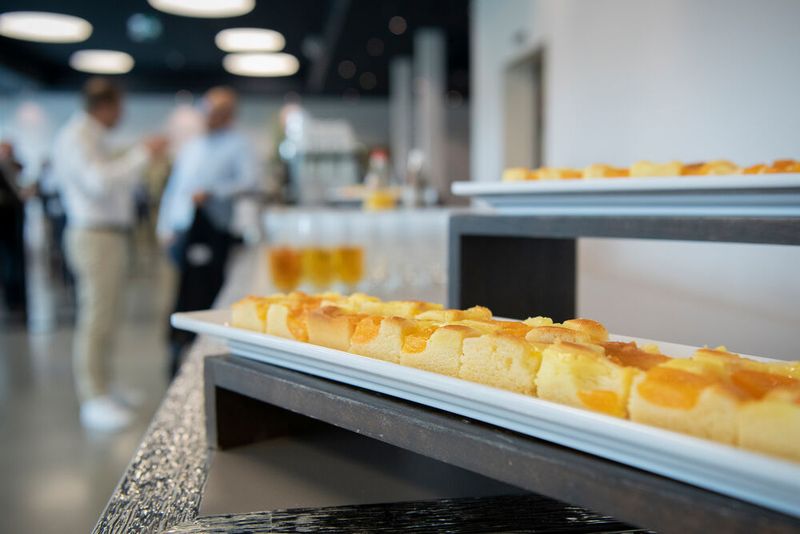 Bestens verpflegt, konnte man die Pausen für die Tischmesse und das Networking nutzen. (Bild: Thomas Entzeroth)