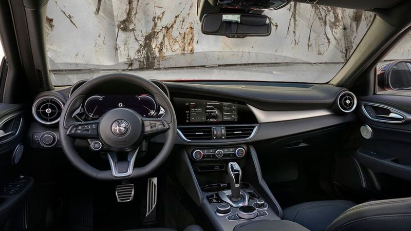 Sportlich und modern ist das Cockpit der Giulia eingerichtet. (Bild: Alfa Romeo/Stellantis)