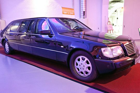 Den S 600 Pullman stellte Mercedes im September 1995 auf der IAA in Frankfurt vor. Das bis 2000 gebaute Modell setzte die Tradition der Repräsentationsfahrzeuge fort. Das reine Chauffeurfahrzeug kommt auf über sechs Meter - einen Meter mehr als die Langversion der S-Klasse. (Archiv: Vogel Business Media)
