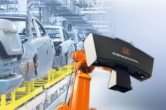 Das Messsystem Surface Control Automotive von Micro-Epsilon erkennt automatisch Dellen, Kratzer und andere Oberflächenfehler auf Roh-Karosserien.(Bild:  Micro-Epsilon)