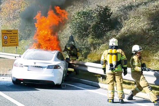 Laut dem Feuerwehrbericht gestalteten sich die Löscharbeiten schwierig, da das Fahrzeug widerholt in Brand geriet.(Bild:  Feuerwehr Landeck)