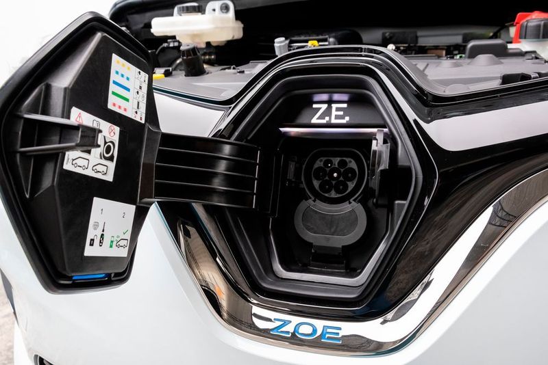 Der Ladeanschluss bleibt beim Renault Zoe ... (Renault)