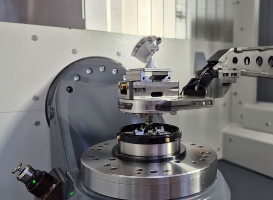 Das Palettenhandling ermöglicht den automatischen Wechsel unterschiedlicher Werkstücke und schafft damit die Voraussetzung für flexible Fertigungsabläufe und längere autonome Maschinenlaufzeiten.(Bild:  Fehlmann AG Maschinenfabrik)