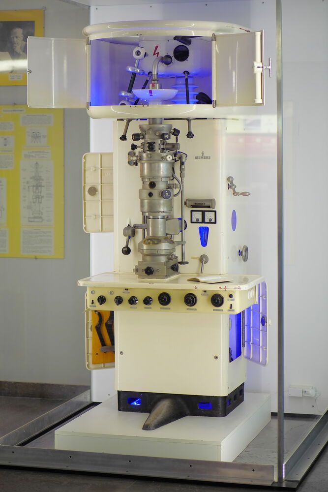 Das Übermikroskop (Transmissionselektronenmikroskop) ÜM100 von Siemens, das seit 1949 von Ernst Ruska gebaut wurde, im Foyer des Ernst-Ruska-Gebäudes der Technischen Universität Berlin.