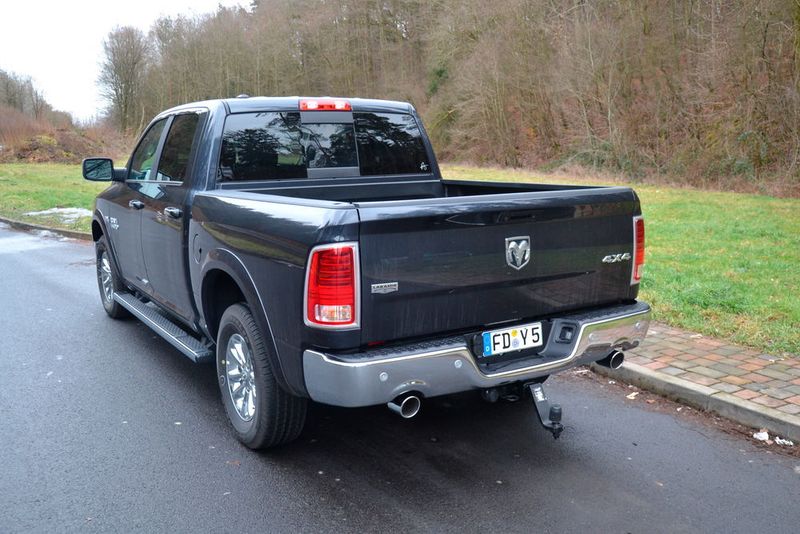 Zum Ram 1500 mit HEMI-V8-Motor gehören serienmäßig verchromte Auspuffendrohre. (Michel / »kfz-betrieb«)