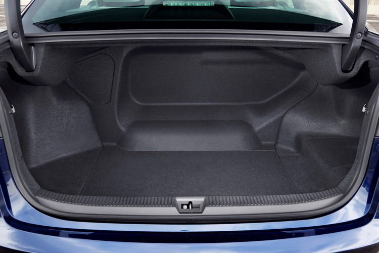 Zugelassen ist der Mirai für vier Personen – ein Tribut an die beiden Tanks, die unter Rücksitzbank und Kofferraum stecken. Dies lässt lediglich ein Gepäckvolumen von 361 Liter zu, weniger als im Golf  (Foto: Toyota)