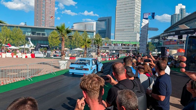 Der Spaß sollte für die Besucher auch nicht zu kurz kommen – auf dem Freigelände drehten Driftautos und Rennwagen ihre Runden. (Bild: Rosenow – VCG)