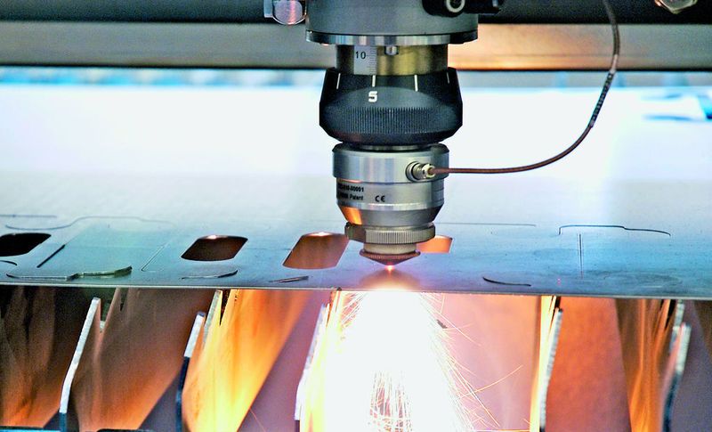 Bild 3: Der Laserstrahl ermöglicht hohe Schneidgeschwindigkeiten bei geringer Wärmeeinbringung.  Bild: Knuth (Archiv: Vogel Business Media)