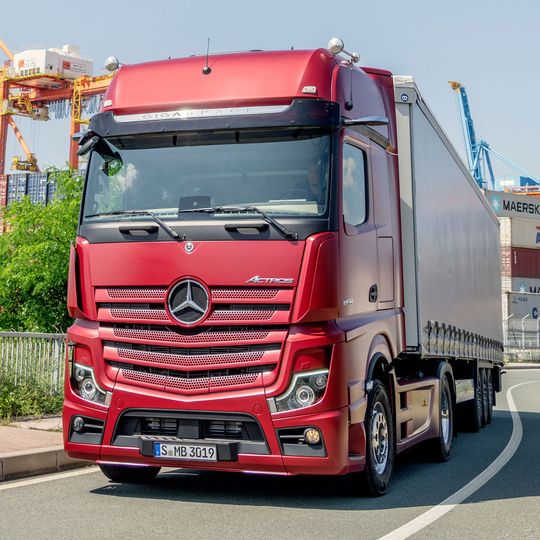 Mit dem Sondermodell „Edition 1“ des Actros präsentiert Mercedes die ab 2019 in Serie kommenden Neuheiten.(Bild:  Daimler)
