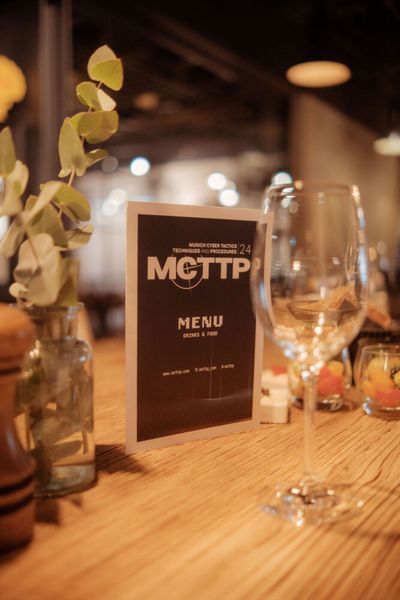 Am Abend des ersten Konferenztages ging es dann in das Motorworld Inn zum gemeinsamen Ausklang. (Bild: Vogel IT-Akademie)