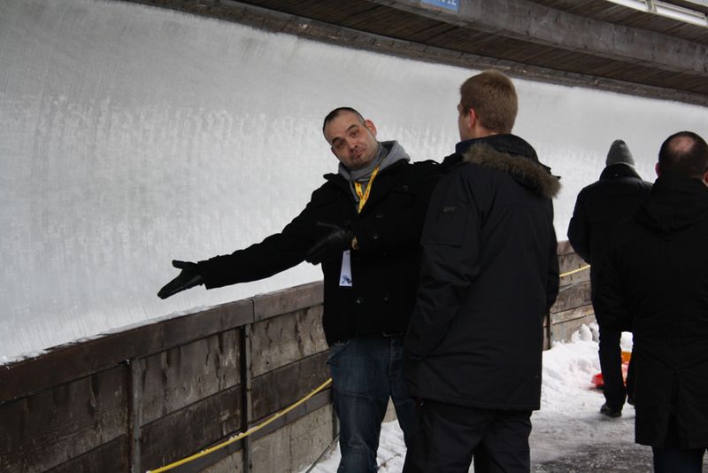 Noch bester Stimmung: Nico Stark zeigt auf die Bahn, die er gleich bezwingen will. (Archiv: Vogel Business Media)