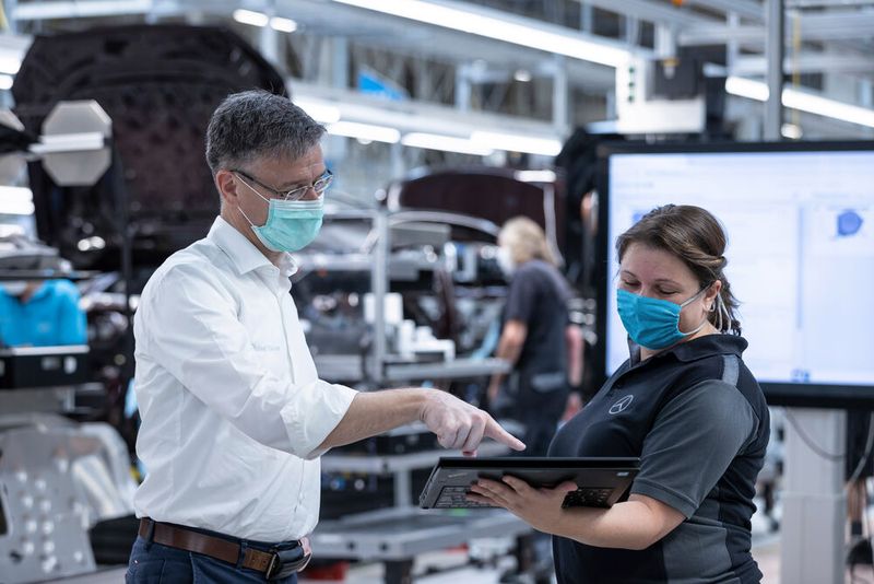 Auf nur einer Ebene können in der Factory 56 alle Montageschritte für Fahrzeuge verschiedener Aufbauformen und Antriebsarten erfolgen. (Bild: Mercedes Benz)