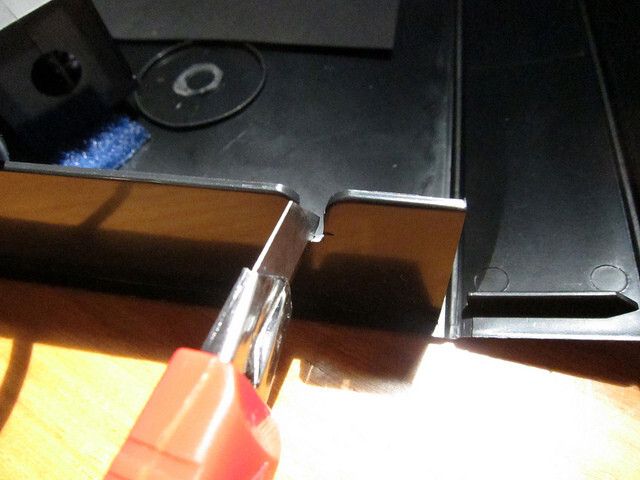 Cut a notch for the USB cable, and fix your camera inside the box (Bild: PLOTS/CC BY 2.0)