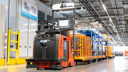 Autonome Routenzüge von 4am Robotics machen die effiziente, bedarfsgerechte Materialversorgung bei ZF in Passau aus.(Bild:  Medienproduktion Holzer)