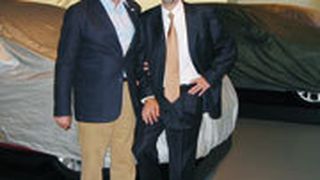 Franz Danner, Vice President PR Mazda Motor Europe (links), und Michael Bergmann, Geschäftsführer Mazda Deutschland (rechts), präsentieren die „verschleierten“ Schön- und Neuheiten. Fotos: Jacoby (Archiv: Vogel Business Media)