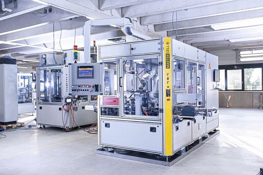 In Rheinböllen befindet sich die Unternehmenszentrale und der größte Produktions-standort. Hier sind 650 der rund 1.800 Mitarbeiterinnen und Mitarbeiter beschäftigt.(Bild:  JustAnArtwork / Andrej Justus / Hahn Automation)