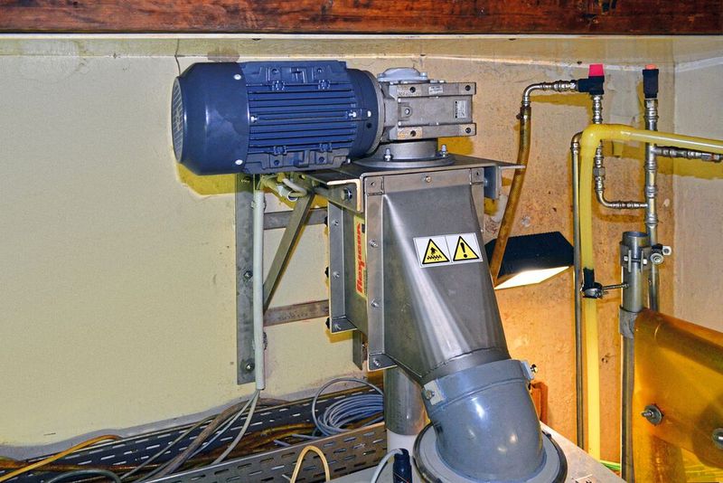 Die flexible Schneckenförderung wird von einem IP65-Elektromotor über den Materialaustragspunkt hinaus angetrieben, so dass ein Kontakt des Materials mit den Dichtungen vermieden wird. (Bild: Flexicon)