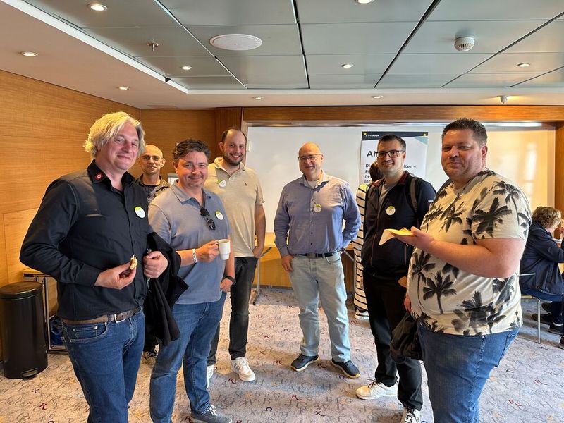 Teilnehmer der KI-Kreuzfahrt (v.l.): Guy Simonow (netzlaboranten GmbH), Andreas Kaulich (Kaulich IT-Systems GmbH), Daniel Neurath (Uta Opitz Computertechnik-Vertrieb e.K.), Enver Bastanoglu (Ebb Enver Bastanoglu), Stefan Schwarz (PC-Mentor), Dirk Blankenburg  (Computerhaus Werne) (Bild: Synaxon)