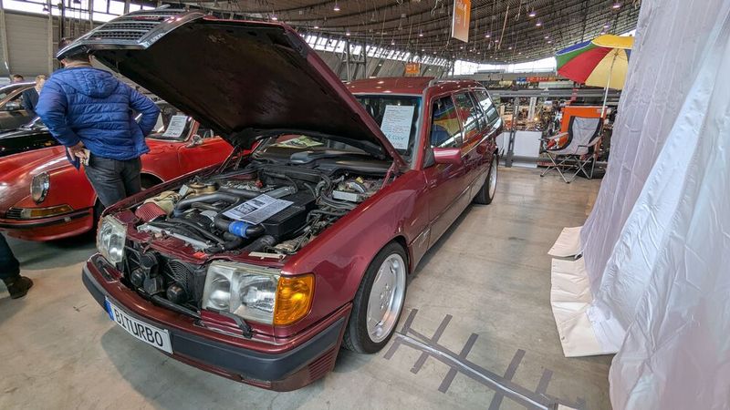 Ein 124er-Kombi bzw. 300 TE-24V? Fast! Genauer gesagt ein solcher mit einem Bi-Turbo-Umbau aus dem niederländischen Hause Mosselman und um die 320 PS stark. Für 18.500 Euro konnte man neuer Eigner desselben werden. (Bild: Dominsky – VCG)