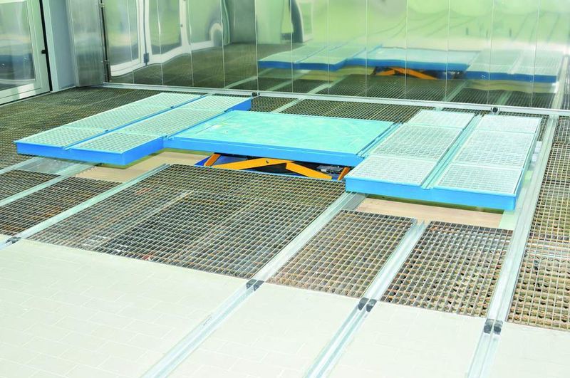 Die integrierte Herkules-Hebebühne ließ Scholz sich extra anfertigen. Sie nimmt Fahrzeuge auf Rangierwägen direkt auf, ohne umzusetzen.  (Foto: Dominsky)