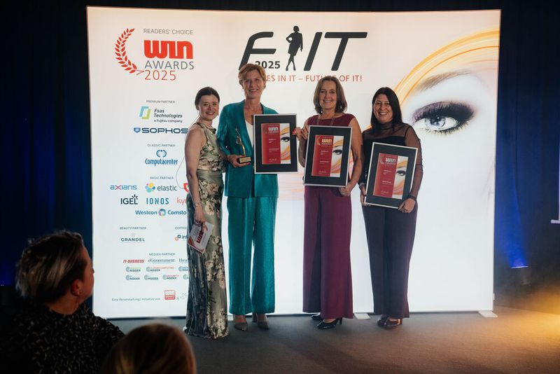 Die Gewinnerinnen aus dem Bereich »Women in IT « | Kategorie »CxO«. Natalia Vianden (Silber), Astrid Dissmann (Gold) und Karin Schönwetter (Platin). (Bild: Manuel Emme Fotografie)