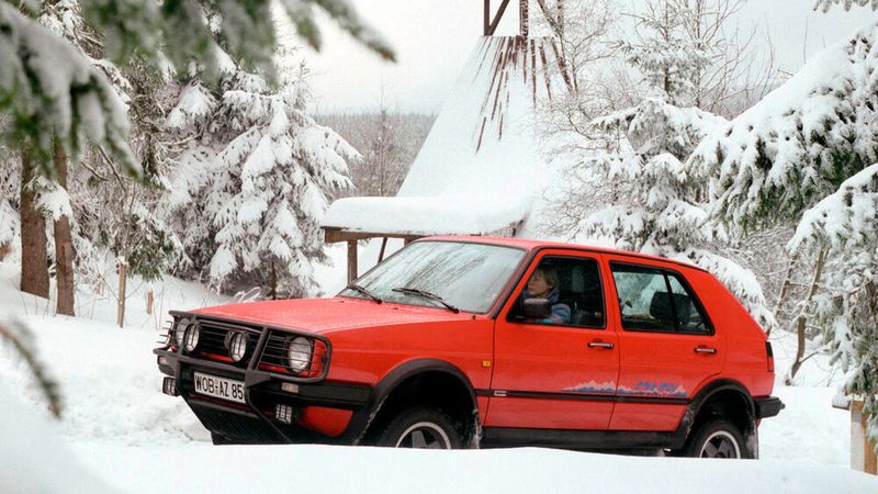 Um den Antriebsstrang beibehalten zu können, wurde der Motor nach unten versetzt. Daraus resultierte eine im Vergleich zum normalen Golf (Syncro) um mindestens 63 mm erhöhte Bodenfreiheit (auf 180 mm). Die Geländeeigenschaften waren – mangels Differentialsperren – jedoch nie besonders gut. Wie der Golf Syncro hat der Golf Country einen deutlich kleineren Kofferraum (der Kofferraumboden befindet sich etwa auf Höhe der Stoßfänger-Oberkante, während er bei frontgetriebenen Modellen etwa auf Höhe der Stoßfänger-Unterkante sitzt). Dies war bei den Syncro-Modellen nötig, um an der Hinterachse das Differentialgetriebe unterzubringen. (Bild: Volkswagen AG)