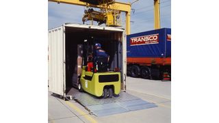 Die mobile Container-Überladebrücke Typ MC kommt zum Einsatz, wenn Container mithilfe schwerer Stapler be- oder entladen werden. (Bild: Altec)