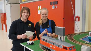 Die duale Studentin Adina Brandt, Maschinenbau, und der duale Student Pascal Haßebrock, Mechatronik, lernen im Ausbildungszentrum von Harting spielerisch den Umgang mit der Harting Mica. (Harting)