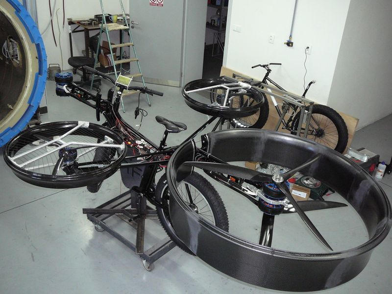 Aus einem Konzeptentwurf für ein Elektrofahrrad haben sie ein Helikopter-Bike auf zwei Rädern entwickelt, das in vertikaler Richtung abheben und landen kann. (Bild: Duratec)