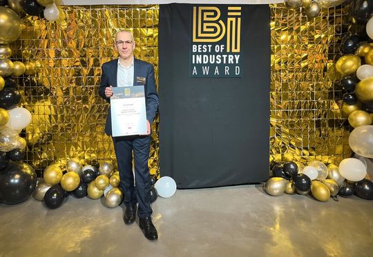 Peter Lambrecht von SSI Schäfer hält die Urkunde als Finalist beim Best of Industriy Award 2023 in der Kategorie „Fördertechnik“ in seinen Händen.(Bild:  SSI Schäfer)