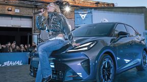 Die Weltpremiere des Cupra Raval erfolgte zeitgleich an verschiedenen Orten – in Berlin präsentierte die transgeschlechtliche Sängerin Kim Petras das Modell. (Bild: Cupra Seat Deutschland)