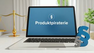 produktpiraterie-recht-gesetz-internet-laptop-im-buro-mit-begriff-auf-dem-monitor-paragraf-und-waage-stockpack-adobe-stock-scaled (Quelle: MQ-Illustrations-Adobe Stock)