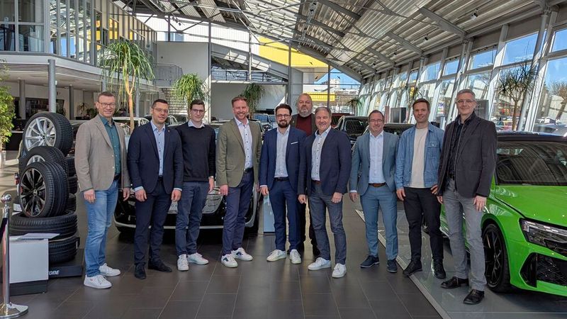 Mit viel Engagement und Manpower unterstützten die Partner des Automotive Business Awards die Juryrundreise. Vertreter von Bank Deutsches Kraftfahrzeuggewerbe, CG Car-Garantie, Deutsche Automobil-Treuhand, Loco-Soft, Mobile.de und TÜV Nord Mobilität waren bei den Besuchen dabei. (Bild: Rosenow – VCG)