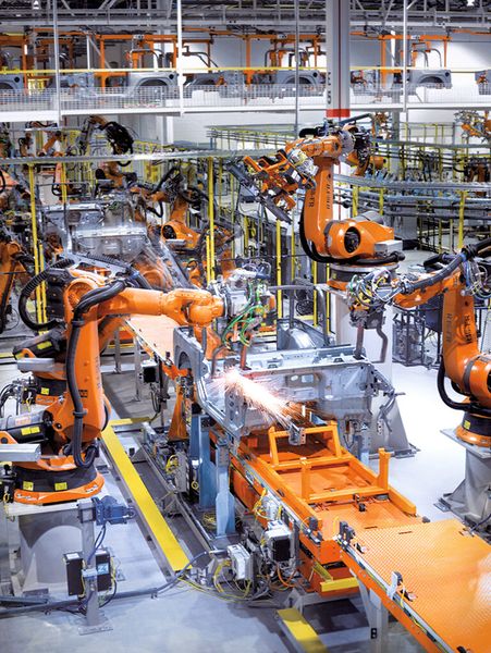 Die Automobilindustrie ist oft Vorreiter bei der Verschmelzung von IT und Maschinenbau. Im Projekt Arena2036 entwickeln Wissenschaft und Industrie gemeinsam Modelle für die Autofabrik der Zukunft. (Bild: Kuka)