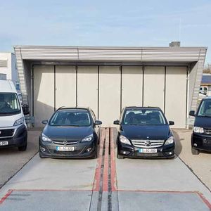 Die vier Testfahrzeuge auf dem Gelände des ADAC-Technikzentrums in Landsberg/Lech.