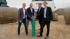 (von links): Axel Georg (List Bau), Jan Regenhardt (Sitemanager, Wolfenbüttel, DP World), Ivica Lukanic (Bürgermeister Wolfenbüttel) und Michael Pohl (MD Chemicals, DP World) beim symbolischen Baubeginn (Bild: DP World)