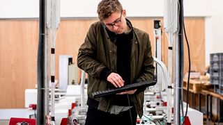 Viele Betriebe kommen beim Aufbau von Kompetenzen in Software, Robotik, künstliche Intelligenz oder dem Internet der Dinge nicht schnell genug voran.  (gemeinfrei)