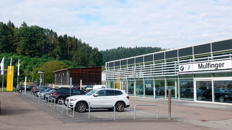 Alles unter einem Dach: Das Autohaus ist Vertragspartner der Marken BMW und Mini … (Bild: Rosenow/»kfz-betrieb«)