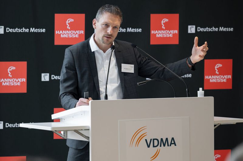 Dr. Michael Pausch, Senior Vice President R&D Bearings & Industrial Solutions bei Schaeffler: „Auf der Hannover Messe zeigen wir unsere acht Produktfamilien. Sie umfassen das gesamte Bewegungsspektrum – von Wälzlagern über Aktuatorik, Motoren bis hin zu Monitoring- und Schmierungslösungen für unterschiedliche Industrieanwendungen. Schaeffler setzt auf innovative Ansätze, die einen echten Mehrwert für unsere Kunden bieten.“    (Bild: Rainer Jensen/Deutsche Messe)