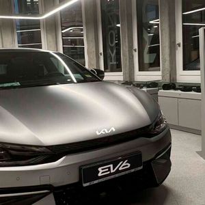 Der City-Store entspricht der aktuellen CI des koreanischen Herstellers.(Bild:  Autohaus König)